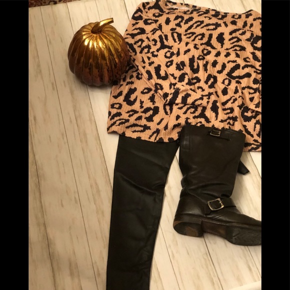 WILA lightweight Leopard off the shoulder knit top - Picture 5 of 5